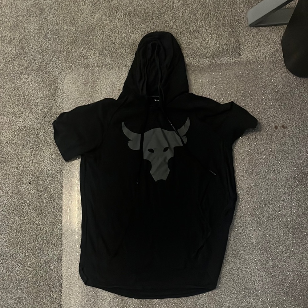 Under armor rock t shirt hardly worn